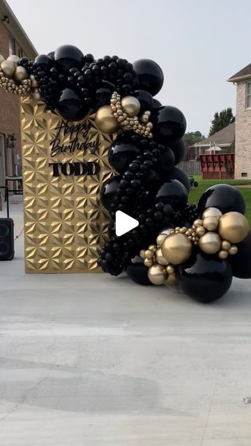 Black And Gold Balloon Garland, Organic Balloon Arch, Black And Gold Balloons, Balloon Arrangements, Pipe And Drape, Backdrop Ideas, Balloon Banner, Balloon Backdrop, Balloon Wall