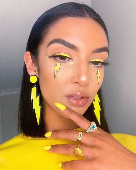 ROWI SINGH⚡️🌻 on Instagram: “That feeling when your nails are fresh and all conversations hence forth are overly animated to ensure nails do not go unnoticed 🖐🏽💅🏽💁🏽‍♀️…” Rainbow Halloween Costume, Cheer Makeup, Festival Makeup Glitter, Concert Makeup, Cute Eye Makeup, Face Paint Makeup, Pretty Makeup Looks, Festival Makeup, That Feeling