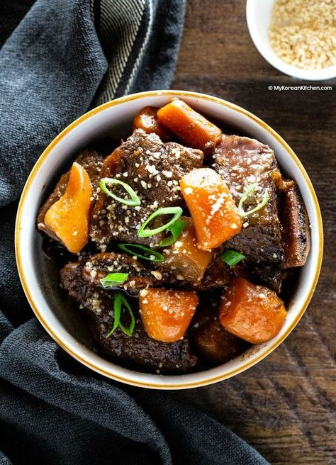 Pressure cooked Korean short ribs and carrots in a bowl Korean Braised Short Ribs, Korean Stew, Instant Pot Korean, Short Rib Stew, Korean Short Ribs, Beef Recipe Instant Pot, Stew Beef, Beef Ribs Recipe, Beef Short Rib Recipes