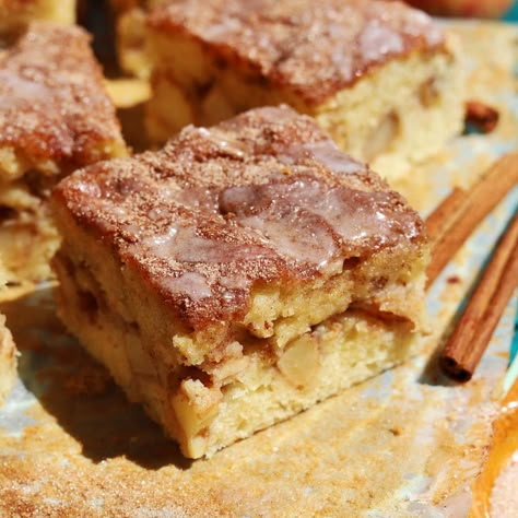 Cinnamon Apple Fritter Cake (with VIDEO) - Scientifically Sweet Lemon Pistachio Cake, Pretty Recipes, Apple Fritter Cake, Peach Upside Down Cake, Baked Cinnamon Apples, Fall Sweets, Lemon Loaf Recipe, Apple Crumb Cakes, Apple Cinnamon Cake