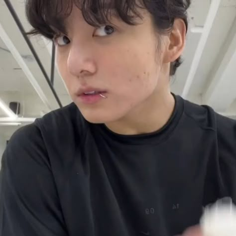 Jungkook Bare Face, Jungkook Acne, Jungkook Lq, Everything Is Blue, Bare Face, Face Acne, Asian Eye Makeup, Pretty Smile, Jeon Jeongguk