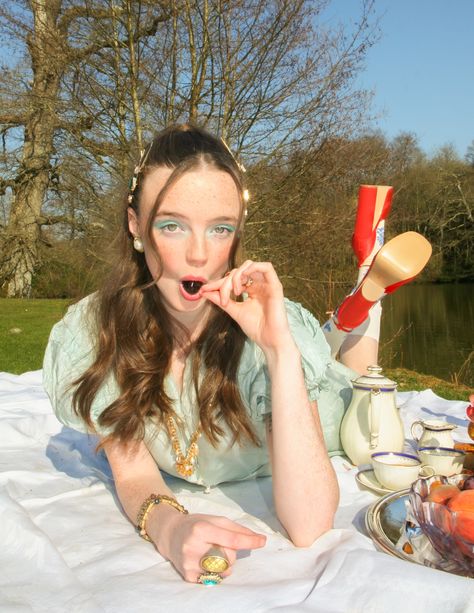 Film Picnic Photoshoot, Picnic Fashion Editorial, Retro Picnic Photoshoot, Strawberry Editorial, Croquet Photoshoot, Yea Party Photo Shoot, Garden Party Photoshoot, Picnic Photoshoot Aesthetic, Picnic Editorial