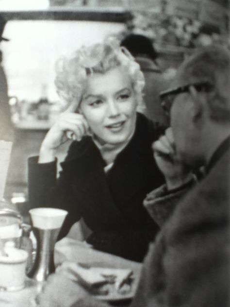 #Marilyn with Lee Strasberg in a cafe near Carnegie Hall in New York, 1955. Celebration Photography, Elia Kazan, Lee Strasberg, Marilyn Monroe Fashion, Candle In The Wind, Joe Dimaggio, Marilyn Monroe Photos, Norma Jean, Actrices Hollywood