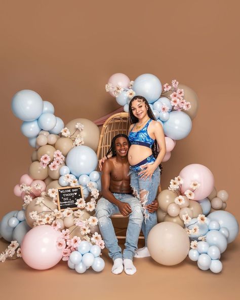 Black Couple Gender Reveal, Couple Gender Reveal, Baby Announcement Pics, Couple Pregnancy Pictures, Maternity Photo Shoots, Twin Pregnancy Announcement, Maternity Photography Poses Couple, Cute Pregnancy Pictures, Maternity Photoshoot Outfits