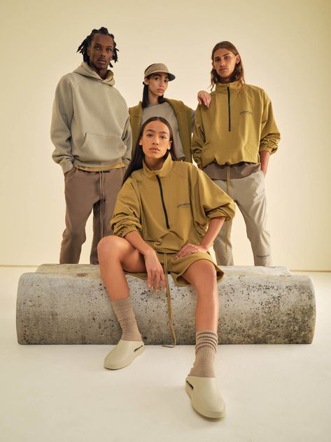 MMSCENE GUIDE: How to Style Fear of God Essentials God Clothes, Group Poses, Photo Grouping, Fear Of God Essentials, Foto Poses, Clothing Photography, Studio Shoot, Fear Of God, Branding Photoshoot