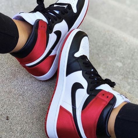 Sepatu Air Jordan, Wallpaper Nike, Jordans Sneakers Outfit, Cheap Jordan Shoes, Sneaker Nike, Sneaker Outfits, Dr Shoes, Nike Shoes Girls, Jordan Shoes Girls