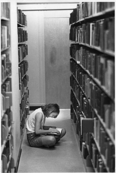 bibliophile Stacks Of Books, Wellesley College, People Reading, Foto Vintage, Woman Reading, Victor Hugo, Foto Inspiration, Book Shelf, Book Nooks