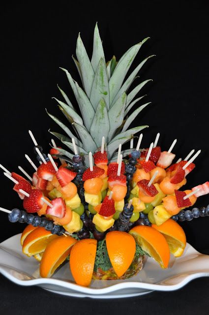 Edible Fruit Centerpiece Edible Table Decorations, Fruit Trays For Party Cute Ideas, Edible Centerpiece Ideas, Homemade Edible Arrangements, Fruit Wedding Centerpieces, Spring Buffet, Fruit Tray Designs, Feast Table, Fruit Platter Ideas Party