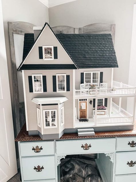 Victoria's Farmhouse Dollhouse, Dollhouse Exterior, Farmhouse Dollhouse, Maileg Doll House, Big Doll House, Cardboard Dollhouse, Dollhouse Design, Modern Dollhouse Furniture, Doll House Plans