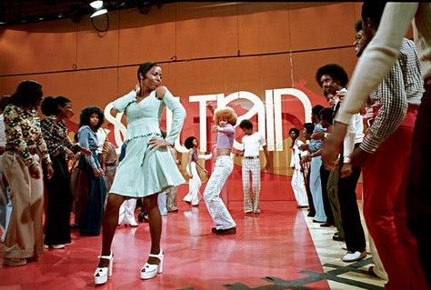 Soul Train Fashion, Soul Train Dancers, Soul Train Party, Train Fashion, Train Line, Black Like Me, Soul Train, 70s Outfits, Line Dancing