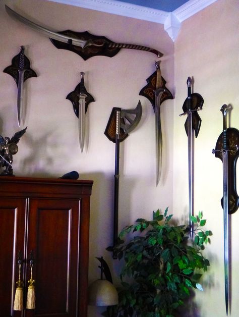 Swords Display Ideas / Lord of the rings / Home office Tolkien Inspired Home, Lotr Interior Design, Archeology Bedroom, Lord Of The Rings Room Decor, Lord Of The Rings Bedroom Ideas, Lotr Room Decor, Lord Of The Rings Bedroom, Lord Of The Rings Home, Nerdy Living Room