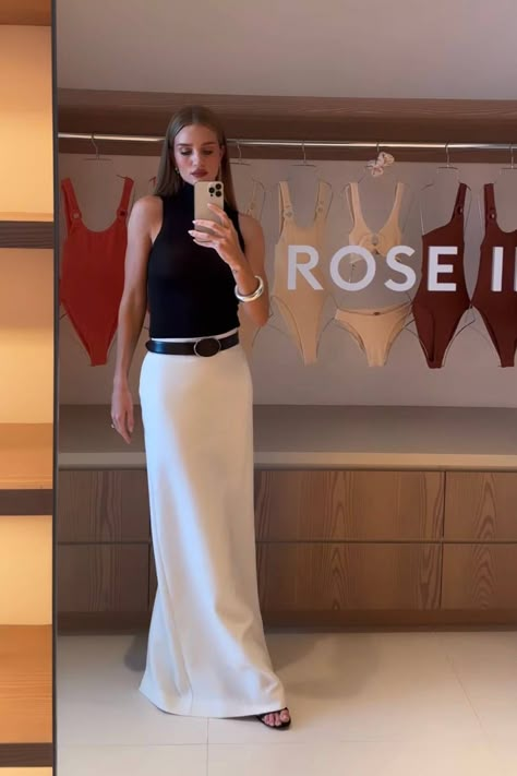 White Satin Maxi Skirt Outfit, Column Skirt Outfit, Ivory Skirt Outfit, White Slip Skirt Outfit, Maxi Skirt Office Outfit, White Silk Skirt Outfit, Senora Era, White Satin Skirt Outfit, Silk Maxi Skirt Outfit