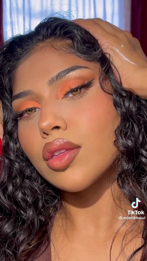 Make-up Orange Theme Makeup, Euphoria Makeup Orange, Orange Red Makeup Eye Shadows, Orange Blossom Makeup Look, Sunset Makeup Looks Step By Step, Orange Eye Makeup Looks, Orange Blossom Makeup, Orange Outfit Makeup, Light Orange Makeup