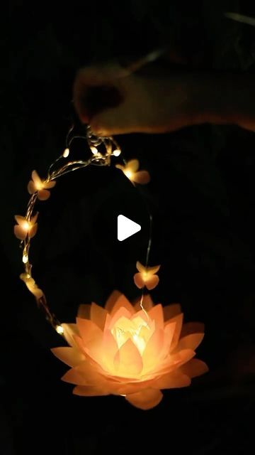 Diy Lotus Lamp, Diy Lotus Flower, Diy Lotus, Recycle Bottles, Diy Orchids, Picture Gifts Diy, Lotus Lamp, Lamp Diy, Diy D