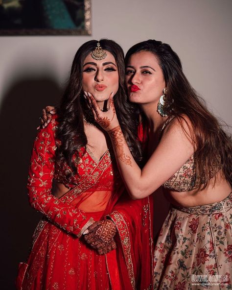 Dandiya Pics, Bride And Her Sister, Prewedding Ideas, Bridesmaid Poses, Bridesmaid Photoshoot, Sisters Photoshoot Poses, Bride Photos Poses, Sister Poses, Sisters Photoshoot