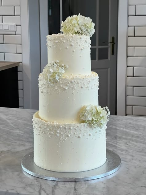 Wedding Cake Elegant Classy, Wedding Cakes Dog, Classy Wedding Cakes, Wedding Cake Designs Simple, Wedding Cake Simple Elegant, White And Gold Wedding Cake, Dream Wedding Cake, White Wedding Theme, Classic Wedding Cake