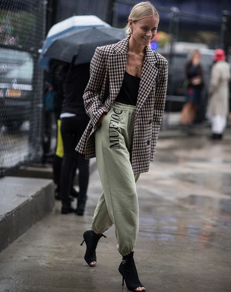 Thanks to the YEEZY effect, khaki sweatpants have been a serious style option for a good few years now. And how good do they look with an oversized blazer, a low-cut top and sock boots? This one might even get a night on the town once February comes. We're in love. Blazer Street Style, Nyc Style, Joggers Outfit, Blazer Outfit, Cooler Look, Looks Street Style, Sport Chic, Street Style Inspiration, Casual Blazer