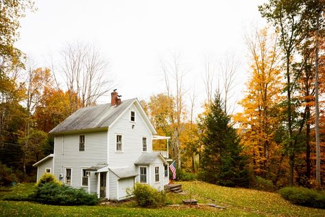 This Midcentury Inspired Farmhouse Renovation Will Have You Packing Your Bags | Architectural Digest Midcentury Farmhouse, Mid Century Farmhouse, New York Interior, Midcentury Style, Farmhouse Renovation, Brooklyn Apartment, Weekend House, Floor Layout, House Drawing