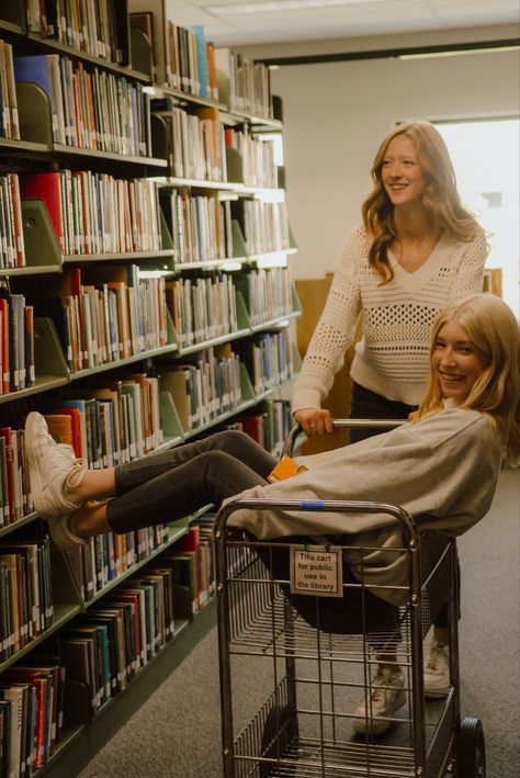 #bookstore #library #libraryaesthetic #libraryphotography #libraryshoot #friends #friendphotography Photoshoot Library, Library Photo Shoot, Library Aesthetic, Friend Book, Best Friend Photoshoot, Fun Group, Friend Photoshoot, Friends Photography, Book Aesthetic