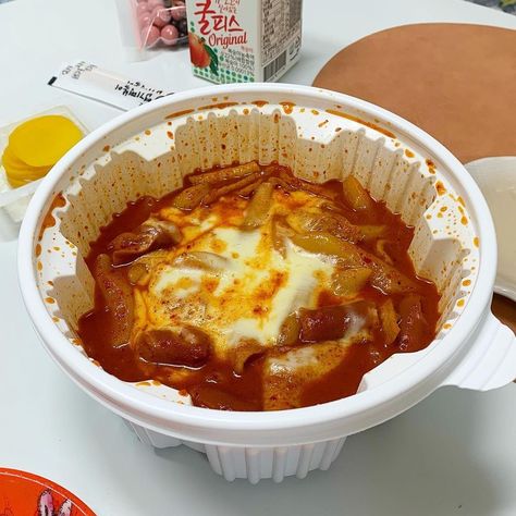 Tteokbokki Aesthetic, Korean Food Tteokbokki, Cheese Tteokbokki, Food Tteokbokki, Good Food Good Mood, Korean Street Food, Fav Food, Red Food, Japan Food