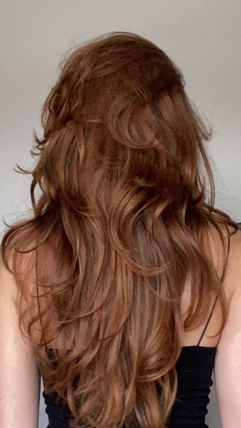 Reddish Gold Hair, Long Wavy Strawberry Blonde Hair, Ginger Hair Wavy, Hair Color Ideas Dirty Blonde, Ginger Hair Layers, Caramel Ginger Hair, Ginger Wavy Hair, Wavy Ginger Hair, Brownish Ginger Hair