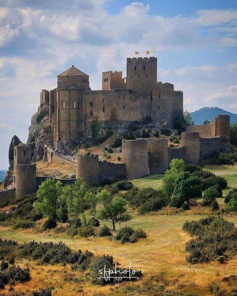 Spain Castle Aesthetic, Ancient Castle, Europe Architecture, Spain Aesthetic, Castle Aesthetic, European Castles, Neuschwanstein Castle, Castle Ruins, Fantasy Castle