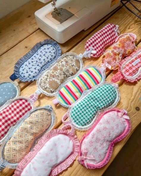 Useful Things To Sew Scrap Fabric, Simple Fabric Projects, Small Sewing Machine Projects, Fabric Stash Buster Projects, Country Sewing Projects, Handsewn Projects Diy, Handmade Pouches Ideas, Cute Sewing Crafts, Gingham Sewing Projects