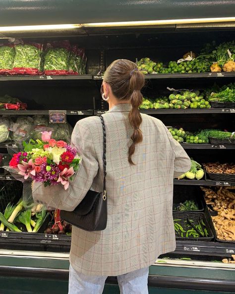 Grocery Instagram Pic, Grocery Store Instagram Pics, Groceries Photoshoot, Spring Content Ideas, Grocery Store Aesthetic Pictures, Spring Photo Ideas Instagram, Grocery Pictures, Grocery Outfits, Outfit Pics Instagram