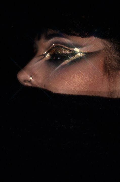 Gold And Brown Makeup Looks, Eyeshadow With Brown Eyes, Gold Goth Makeup, Golden Eyeshadow Looks, Gold And Black Eye Makeup, Gold Goddess Makeup, Tampa Fashion, Black And Gold Makeup, Gold Face Paint