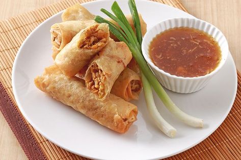 Camilan berkulit kering dan renyah dan berisi rebung ini sangat terkenal. Nah, kini Anda tak harus ke Semarang jika ingin mencicipi Lumpia Semarang, cukup buat dengan resep berikut. Indonesian Food Traditional, Indonesian Desserts, Quick Cooking Recipes, Indonesian Food, Hearty Soups, Semarang, Winter Food, Sweet Savory, Diy Food