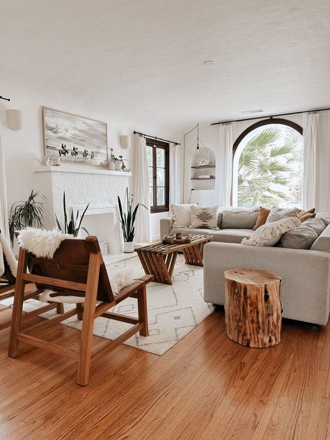 California Bungalow Style Interiors, Aesthetic Berry Avenue Codes, Bungalow Style Interior, Bungalow Interior Ideas, California Living Room, Coffee Table Arrangment, Hype Beast Bedroom, Bungalow Living Room, Berry Avenue Codes