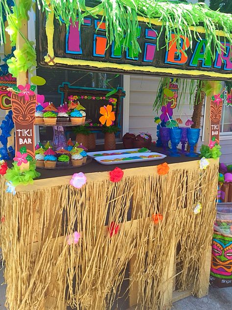 My Tiki Bar....handmade using wooden pallets Tikki Bar Ideas, Tiki Bar Ideas, Lula Party, Malibu Party, Hawaii Birthday Party, Tiki Theme, Margaritaville Party, Summer Birthday Cake, Home Bar Ideas