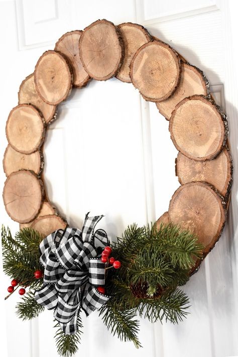 Dekoratívne Vence, Wood Slice Crafts, Christmas Wood Crafts, Christmas Craft Ideas, Christmas Wood, Wood Craft, Wood Slices, Country Christmas, Wreath Ideas