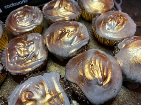 Make some cupcakes for the new year 2024 and i sprayed edible gold glitter it looks really good. #aesthetic #cupcakes #gold #luxury Gold Glitter Cupcakes, New Year Cupcakes, Aesthetic Cupcakes, Good Aesthetic, New Year's Cupcakes, Edible Gold Glitter, Glitter Cupcakes, Gold Luxury, Edible Gold