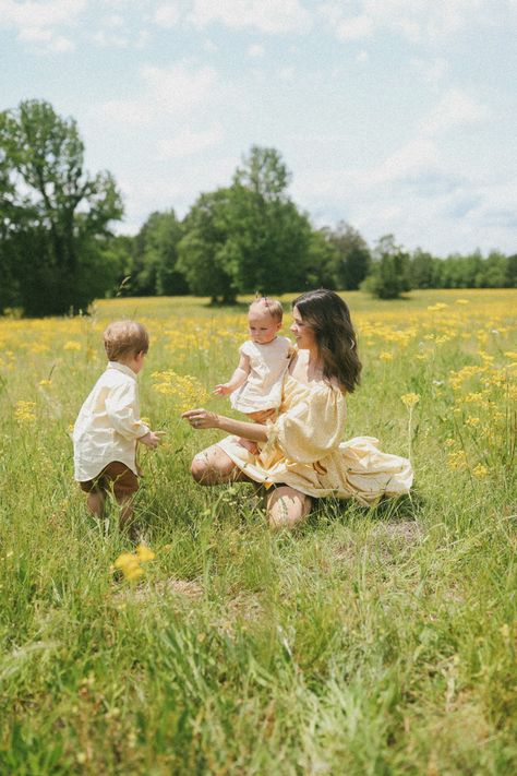 Spring Motherhood Session, Vintage Mother’s Day Photoshoot, Cottagecore Family Photoshoot, Mother’s Day Photoshoot Outside, Skin Photoshoot, Mommy And Me Photoshoot, Traditional Lifestyle, Vintage Photoshoot, Photoshoot Idea