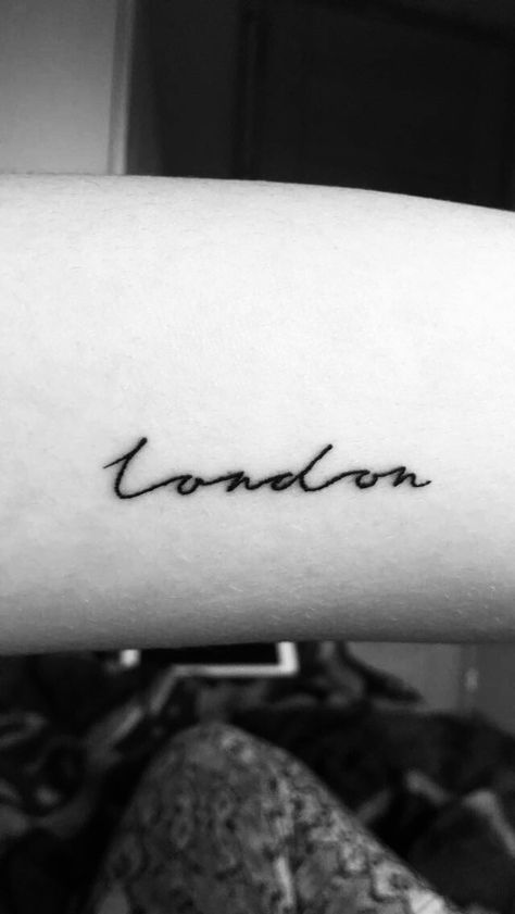 London Tattoo Minimalist, Minimalist London Tattoo, London Tatoos Ideas, Simple London Tattoo, London Inspired Tattoo, British Tattoo Ideas, Europe Tattoo Ideas, London Tattoo Ideas, Tattoo Amigas