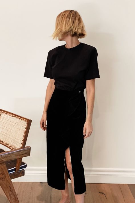 Lara Worthington on what to look out for when buying vintage pieces – Vogue Australia Sleek Summer Outfits, Lara Worthington Style, Pieces Aesthetic, Law Outfits, Neutral Closet, Vogue Subscription, Lara Bingle, Lara Worthington, Minimalist Fashion Men