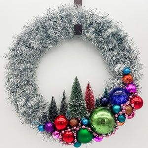 Mid Century Outdoor Christmas Decor, Wreath On Glass Front Door, Decorate Christmas Wreath, Vintage Christmas Decor Ideas Diy, Midcentury Modern Christmas Decor, Mid Century Modern Christmas Decor, Retro Wreath, Mid Century Modern Christmas Tree, Wreaths For Front Door Winter