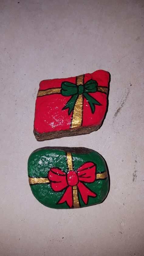 Christmas presents free hand painted rocks Christmas Painted Stones Ideas, Painted Rocks Christmas Easy, Xmas Stone Painting, Painting Rocks Christmas, Painted Christmas Rocks Ideas, Christmas Rock Art Ideas, Painting Christmas Rocks, Christmas Painted Stones, Christmas Rocks Painting Ideas