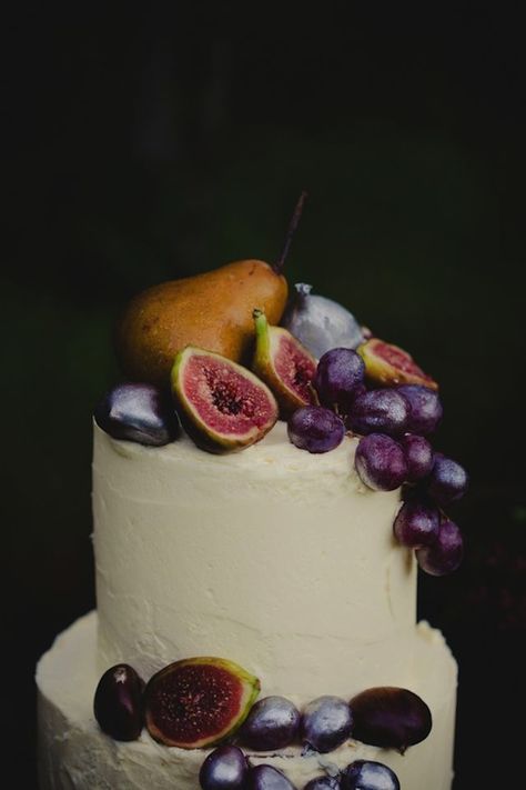 Stunning Wedding Cake Topped With Fruit Fruit Wedding Cake, Fruit Wedding, Wedding Cake Tops, Fruitcake Recipes, Simple Wedding Cake, Cake Trends, Wedding Cake Inspiration, Beautiful Wedding Cakes, Savoury Cake