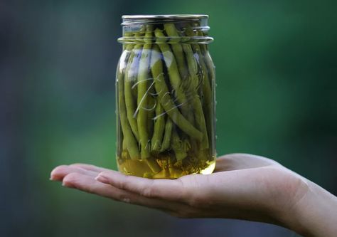 Fermented Green Beans Recipe, Veggie Snack Recipes, Pickled Garlic Scapes, Pickled Green Bean Recipes, Healthy Veggie Snacks, Spicy Pickle Recipes, Fermented Green Beans, Yellow Wax Beans, Pickled Green Beans