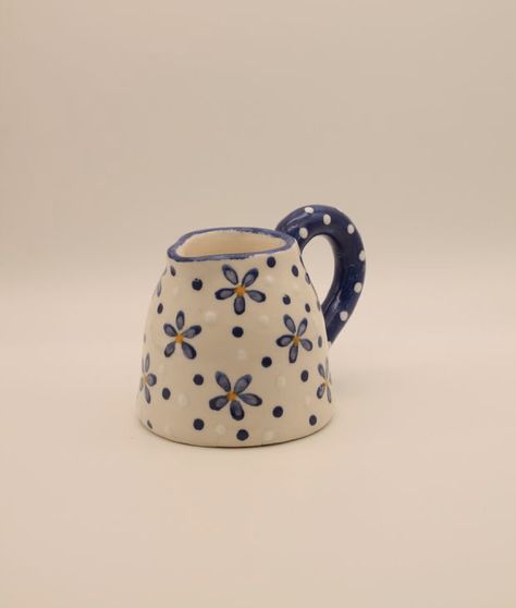 Painted Pitcher Ideas, Pottery Painting Teapot, Pottery Painting Ideas Vase, Pottery Vase Painting Ideas, Pottery Mug Designs, Pottery Painting Ideas Mugs, Easy Ceramic Painting Ideas, Ceramics Pottery Bowls, Painted Teapot