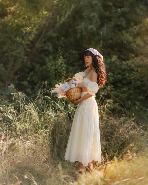 April Style Outfit, Princess Core Photoshoot, Stefanie Core Aesthetic, Cottagecore Photoshoot Aesthetic, Dark Cottage Core Photoshoot, Soft Girl Photoshoots, Content Day Photography, Romantic Core Outfit, Cottagecore Photoshoot Ideas