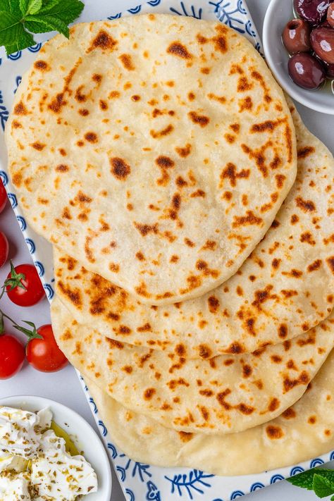 This Yogurt Flatbread is a game changer! With 2 ingredients, its high in protein and requires no yeast. You'll get soft delicious flatbread everytime High Protein Flatbread Recipes, Greek Yogurt Flatbread, Yogurt Flatbread Recipe, Healthy Flatbread Recipes, Yogurt Flatbread, Healthy Flatbread, Gluten Free Flatbread, Protein Ideas, Protein Pizza