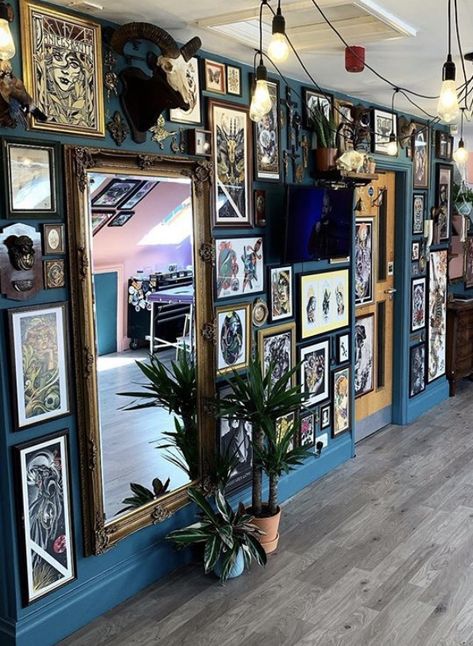 Tattoo Studios Workspaces, Maximalist Hallway Ideas, Tattoo Room Aesthetic, Tattoo Bedroom, Tattooshop Aesthetic, Tattoo Wall Art Decor, Tattoo Shop Astethic, Maximalist Mirror Wall, Tattoo Gallery Wall