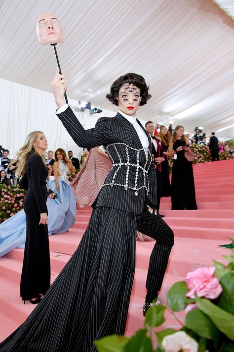 Billy Porter’s Met Gala Entrance Is The Most Fabulous of All Time | Vogue Gala Themes, Gala Outfit, Gala Fashion, Costume Noir, Ezra Miller, Met Gala Red Carpet, Liam Hemsworth, Anna Wintour, Costume Institute