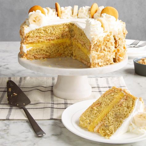 Banana Pudding Cake Derby Desserts, Pudding Layer Cake, Kentucky Derby Desserts, Traditional Easter Desserts, Easy Banana Pudding, Easter Cake Recipes, Banana Cream Pudding, Banana Pudding Cake, Torte Cupcake