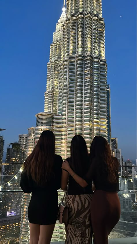 Rich Friends Group, 3 Bestfriendsgoals Aesthetic, Dubai With Friends Aesthetic, Trio Travel Aesthetic, Dubai With Friends, Bff Travel Goals, Trio Friends Aesthetic, Trio Besties, Moving To Dubai