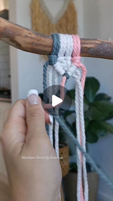 Double Half Hitch Knot, Hitch Knot, Half Hitch Knot, Macrame Christmas, Knots Tutorial, Macrame Decor, Macrame Knots, Macrame Tutorial, Micro Macrame