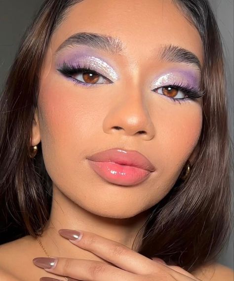 Purple Pearl Eye Makeup, Eyeshadow Makeup Purple, Lilac Purple Eyeshadow, Purple Silver Makeup Look, Lavender And Silver Eye Makeup, Lilac Prom Makeup Looks, Lavender Purple Eye Makeup, Lilac And Silver Makeup, Lavender Outfit Makeup